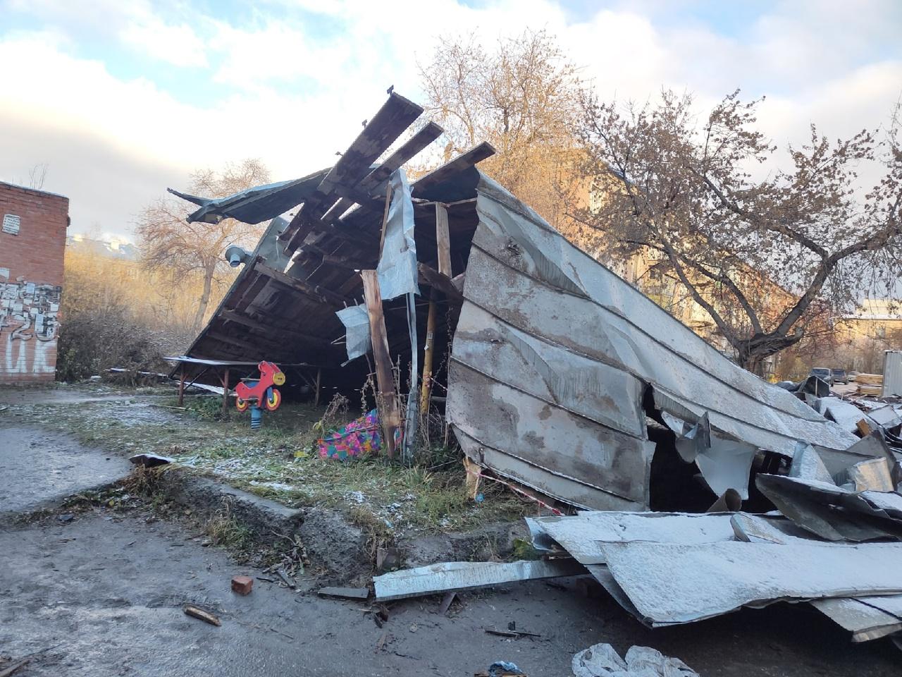 Фото Пострадавшим от обрушения крыши общежития семьям из Новосибирска выплатят по 100 тысяч рублей 3